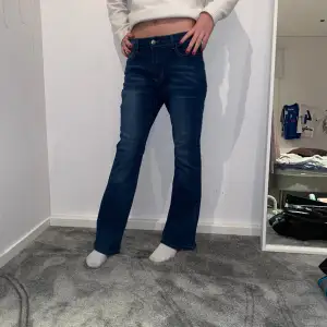 Mörkblå Mid waist bootcut jeans dom sitter löst på min vän som är 167. Aldrig använda, säljer åt en vän då dom inte passade😇