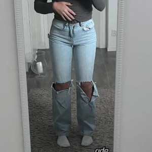 Gina Tricot jeans - Blå jeans från Gina tricot i storlek 32, inga mer tecken på slitage mer än att högra knät är större då jag satt mig ner lite hastigt, använda Max 10 gånger så de är inte mer slitage mer än knät som det finns bild på!