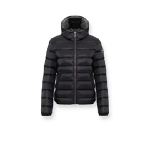 Colmar jacka  - Jag säljer denna sjuuukt snygga colmar jackan💓Jackan är i nyskick och endast använd en gång, orginalpriset är 5000+ men mitt pris är 3200! Ifall ni har frågor eller funderingar är det bara att kontakta mig🥰Kontaka mig innan ni köper