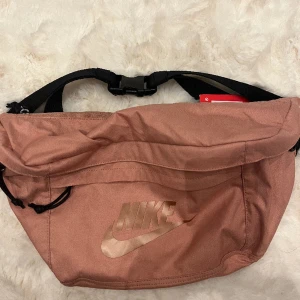 Nike väska - Ny nike magväska, kom aldrig till användning 
