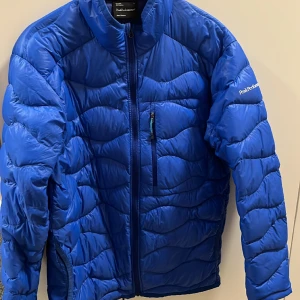 PeakPerformance dunjacka - Dunjacka som håller värmen väldigt bra nu till vinter, kan även användas till tidig vår och sen höst. Mycket bra skick och nästan aldrig använt. Fraktfri 