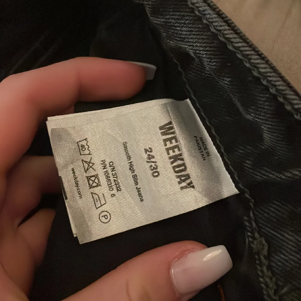 Säljer Weekday jeans i modellen ”smooth”. Storlek 24/30 . Köpte för 550kr så tänker mig 200kr + frakt. Skriv för frågor 🤍. Jeans & Byxor.