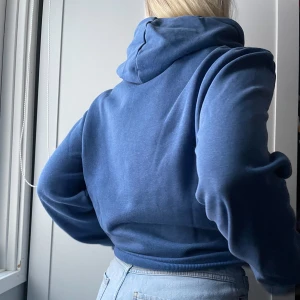 Blå Pumahoodie - Färgen på denna tröjan är extremt fin!! Men nu säljer jag den för att den inte längre passar mig. Den är inte jätteanvänd och fortfarande i fint skick.💙
