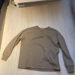 Säljer denna acne tröja - Säljer nu min acne tröja andvänd typ 5 gånger inga fel på den nypris är 3000 och mitt pris är 1100. Priset är inte hugget i sten den är oversized 