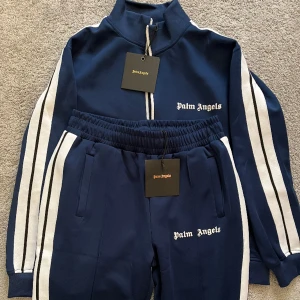 Palm Angels Tracksuit  - En helt ny och oanvänd Palm angels Tracksuit med en snygg blå färg, den är i storlek M men passar nog S också. Den är i topp kvalite så tveka inte på att trycka på köp knappen och beställa hem den nu 👌🏽👌🏽