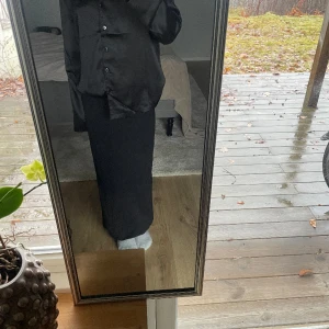 Långkjol - Långkjol från Nelly i storlek S med en slit där bak.