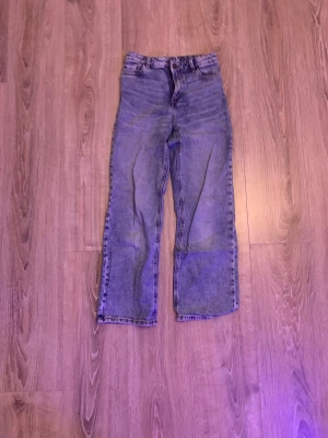 JEANS💘 - Säljs pågrund av att de e för små💗 kontakta om ni vill ha fler bilder elr har frågor!💓