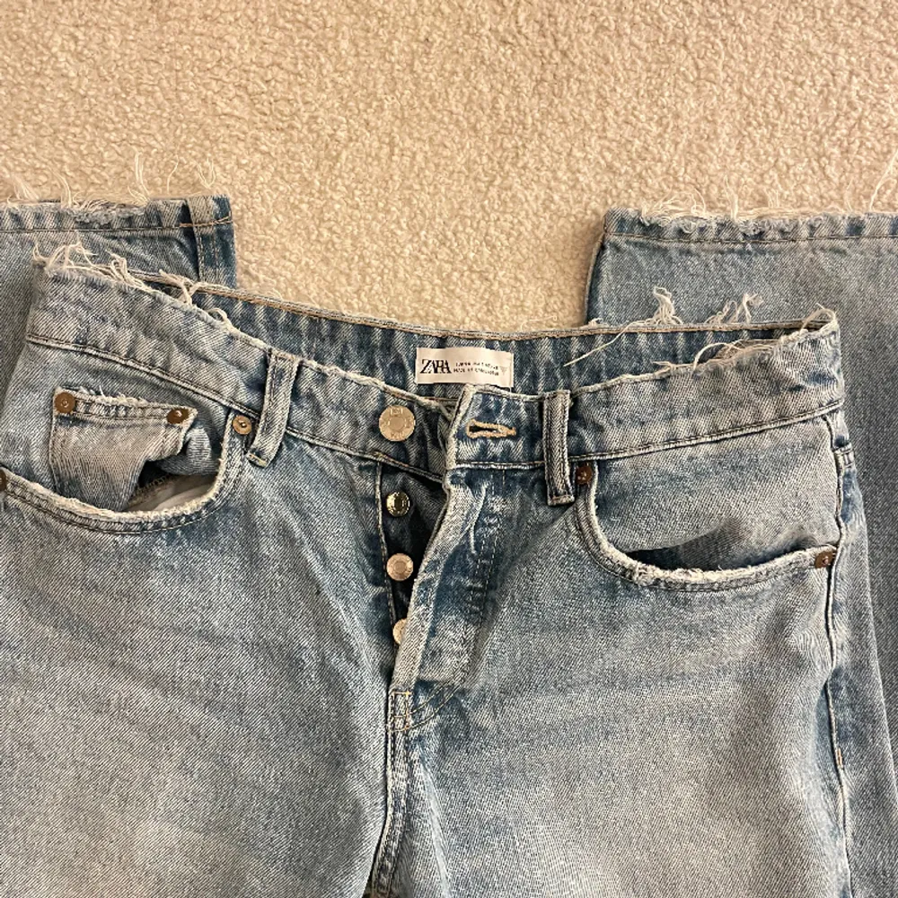 Säljer dessa lågmidjade jeansen från zara i storlek 36💞 200kr + frakt . Jeans & Byxor.
