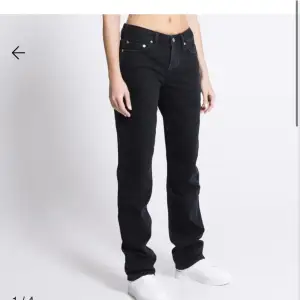 Säljer dessa sjukt fina jeans, dom är ifrån lager 157 och är i jätte bra skick. Jag är 170 cm och passar mig bra i längden, skriv privat för frågor☺️