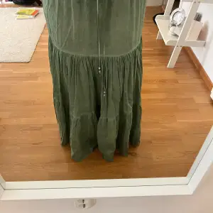 En grön maxi kjol från Zara. Jättefin och aldrig använd. I storlek m. Jag är 175 cm och den går nästan ner till golvet. Kontakta för fler bilder och pris.