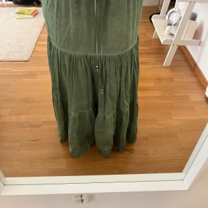 Kjol - En grön maxi kjol från Zara. Jättefin och aldrig använd. I storlek m. Jag är 175 cm och den går nästan ner till golvet. Kontakta för fler bilder och pris.