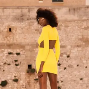 jättefin gul klänning från zara, aldrig använt! Öppen rygg 🥰👌