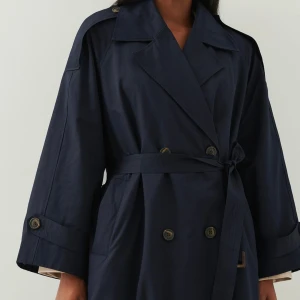 Marinblå trenchcoat  - Jättefin trenchcoat med detaljer från NA-KD i nyskick. Alla lappar kvar, endast testad. Storlek 38. Nypris 1 079 kr, försäljningspris 800 kr. Slutsåld i alla storlekar. 