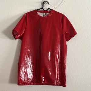 Vinyl-set från Asos - Set med t-shirt och byxor i vinyl/plastmaterial från Asos.