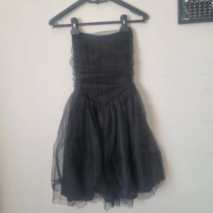 Miniklänning - Väldigt fin, men tyvärr för liten så aldrig använd 🌷