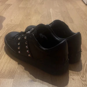 Valentino skor - Säljer min valentino skor som är i 9/10 i skick, har knappt använt dem. Säljer billigt för vill få sålt dem fort. (Äkta)