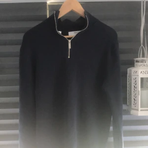 Selected Home Zip - Selected Homme zip i marinblå färg, stickad , näst intill oanvänd, riktigt skön och bra kvalite Skriv vid minsta fundering