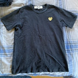  Comme des Garçons Play T-Shirt - Comme des Garçons Play T-shirt i storlek M men passar även S. Har inte använt den så mycket så inga defekter. Nypris 1100. 