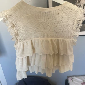 Volangblus - Jättefin volangblus från zara som inte säljs längre. Köpte här på Plick. Jag har aldrig användt den då den inte riktigt passade mig. Kontakta vid intresse eller frågor❤️❤️