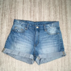 Ljusblå shorts  - Storlek S men en person i storlek M hade lätt fått plats i dem, köpt från monki för nån år sen men väldigt sällan använd, köpte för 300kr. Dem är midwaist och perfekta för sommaren.💕💕 