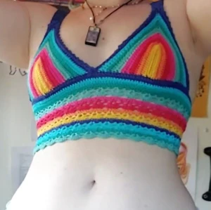 Handvirkad regnbågstopp  - Handvirkad topp i regnbågens färger. Stängs med små spännen i ryggen. Ett spänne har ramlat av men det är lätt att fixa. Om du önskar hade jag säkert kunnat fixa det 