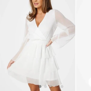 Studentklänning - Jättefin studentklänning från Bubbleroom (Alina Frill Dress), aldrig använd och prislapparna kvar. Säljer då jag hittat en som passar mig bättre🌸 Köparen står för frakten