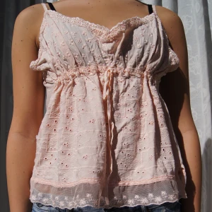 Rosa linne  - Säljer den här superfina sommar rosa linnet med spets! Den är i väldigt bra skick och ser ut som ny 