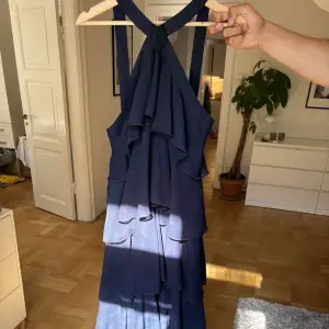 Säljer denna superfina marinblåa klänningen från vero Moda x felicia som är perfekt till bal och sommaren. storlek S, säljer eftersom den inte passar mig, aldrig använd endast provad 1 gång, lappen är kvar. Vid fler funderingar är det bra att skriva!