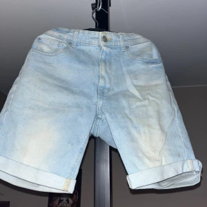 Jeanshorts W30 - Jeanshorts i väldigt bra skick för sommaren. Köparen betalar frakt.   Passar mig som är 175 cm  