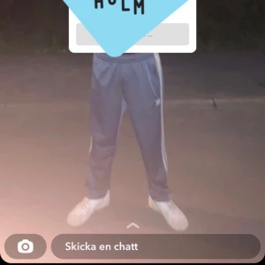 Adidas firebird byxor - Säljer dessa fläckfria Adidas firebird byxorna, strl tror m Jag är en 185 och sitter perfekt, skriv om ni har frågor, pris kan diskuteras vid snabb affär 