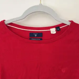 Fin röd tröja från GANT i storlek XS. Sparsamt använd och i gott skick!