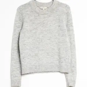 Superfin och skön grå stickad tröja i alpackablandning från Selected Femme i storlek XS. Sparsamt använd utan några defekter. Skriv vid funderingar!💌