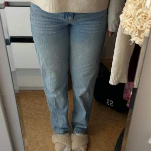 Ett par super stilrena högmidjade jeans från Gina tricot! ❣️ Använda en del men i väldigt bra skick!🤩 Personen på bilderna är 170!!
