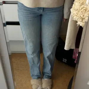 Ett par super stilrena högmidjade jeans från Gina tricot! ❣️ Använda en del men i väldigt bra skick!🤩 Personen på bilderna är 170!!