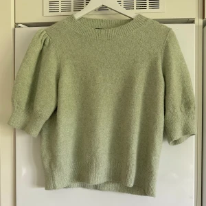 Tröja - Grön stickad tröja från Veromoda💕Jättesöt, fin till sommaren. Bra skick. Använd gärna ”köp nu” och skriv vid frågor📦💕