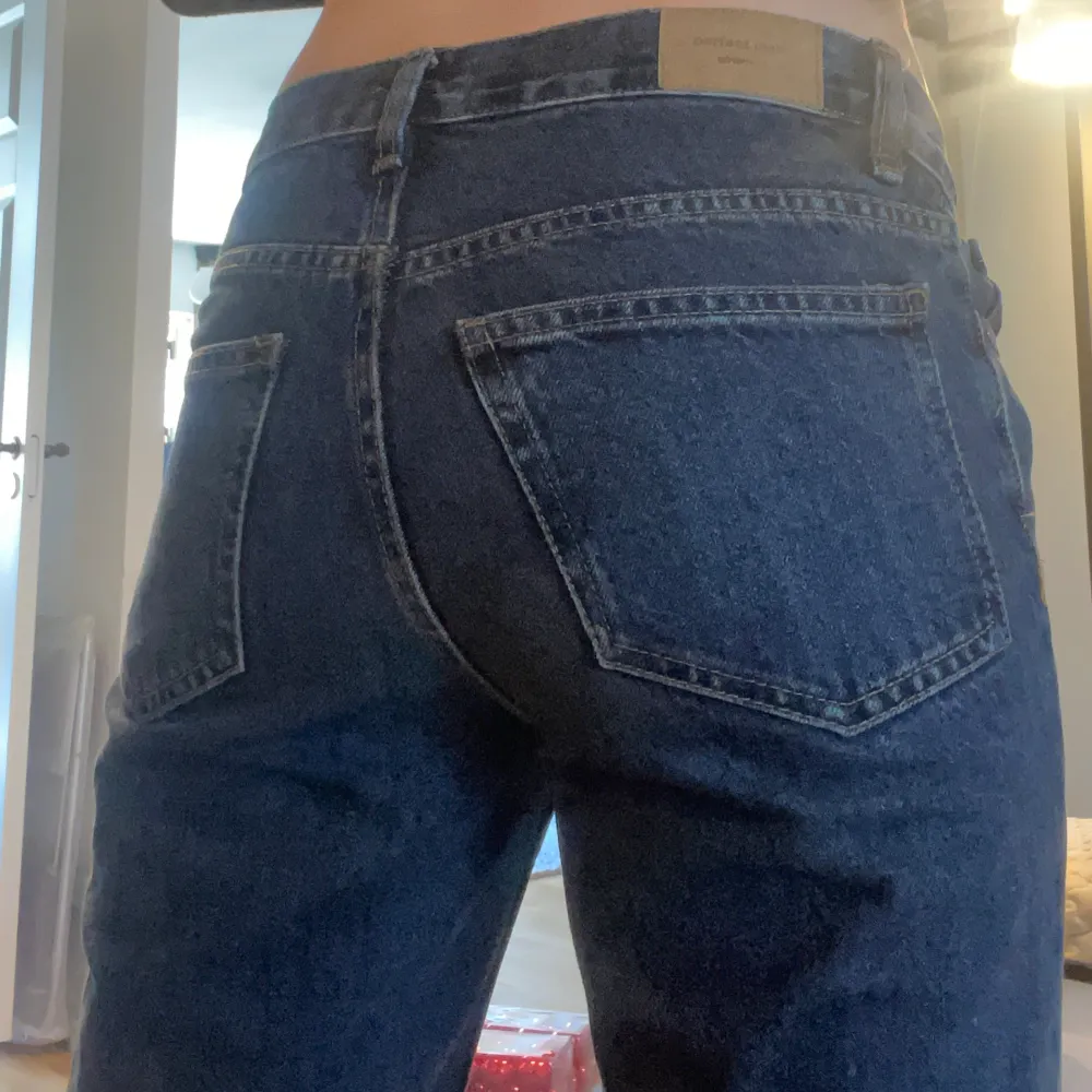 Ett par strait, Lågmidjade jeans från collection perfekt jeans från Gina. Sitter perfekt och är använda ett fåtal gånger❤️. Jeans & Byxor.