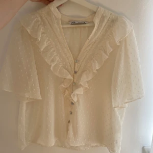 Blus  - Blus från Zara, sitter mer som en S
