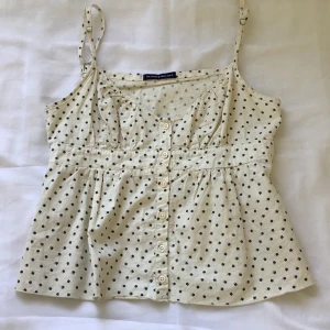 Blommigt linne🌸🌸 - Jättesöt litet linne från brandy Melville med knappar och blommor på!! Den är i one size men skulle säga att den passar S!!💘 Betalningen sker via swish och kom privat för hela frakten🥰