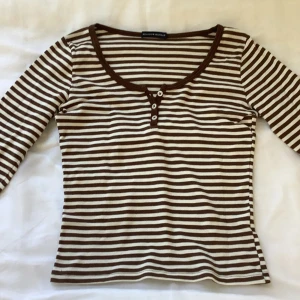 Randig långärmad tröja - Säljer denna randiga långärmade tröja från brandy Melville i storlek one-size (XS-S)❤️‍🔥 Kom privat för frakten, och hela betalningen sker via swish!