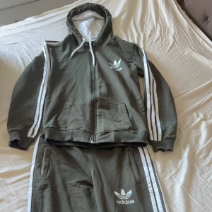 Adidas dress - Passar till både tjejer och killar (unisex) 