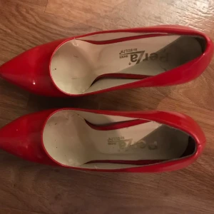 3 olika skor högklackarna är storlek 39, svarta bootsen 38-39 och de rosa 38 100kr per skor - Röda klackarna är andvända 2 par gånger fortfarande jätte fina till fester.De svarta bootsen är andvända några gånger  men är bra till väder som regn och kyliga väder. De rosa skorna är väldigt sköna att gå på en promenad passar även till allt, fina.