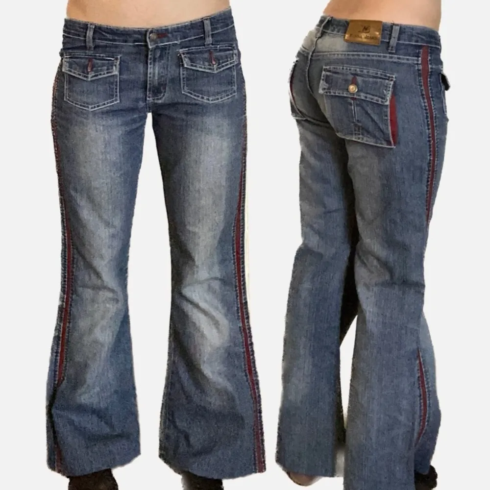 Snygga bootcut jeans med röda detaljer av Banna Jeans. De är i bra skick och är väldigt bekväma. Midjan mäter 40 cm rakt över och innerbensmåttet är cirka 75 cm. Helt oanvända av mig. Hör av dig om du har några frågor :). Jeans & Byxor.