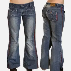 Snygga bootcut jeans med röda detaljer av Banna Jeans. De är i bra skick och är väldigt bekväma. Midjan mäter 40 cm rakt över och innerbensmåttet är cirka 75 cm. Helt oanvända av mig. Hör av dig om du har några frågor :)