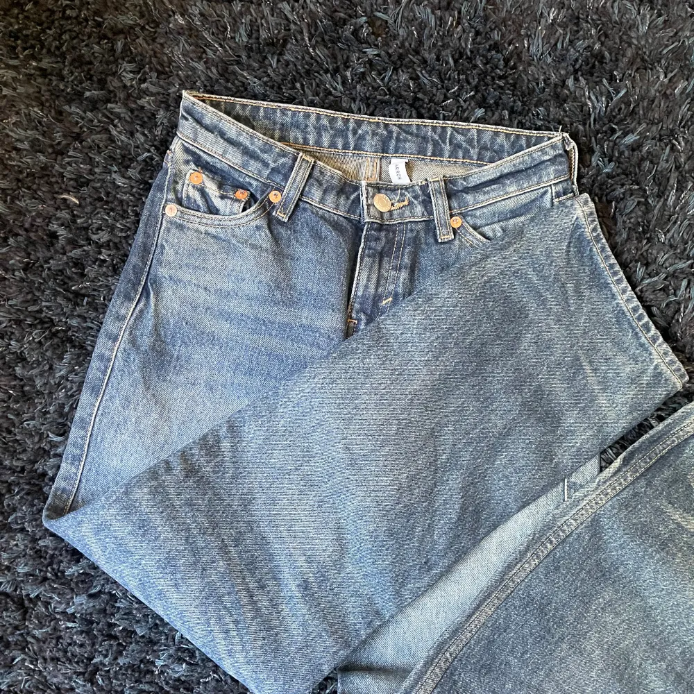 Jeans från weekday i modellen arrow i ny skick, storlek 23/30. Jeans & Byxor.