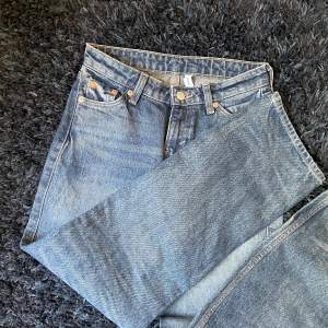 Jeans från weekday i modellen arrow i ny skick, storlek 23/30