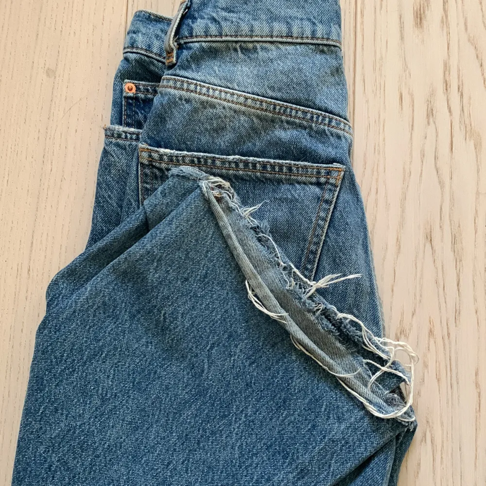 Jeansen är från Ginatticot i storlek 32, modellen är raka i benen. Nästan aldrig använda! Jeansen ska se slitna ut! Men skriv vid frågor eller fler bilder!💗modellen heter Premium Denim!. Jeans & Byxor.