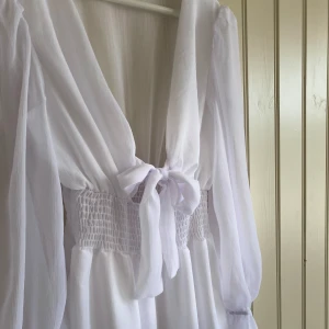 Vit klänning - Provat bara en gång, jätte fin klänning annars men passade inte mej så bra. Storlek S.