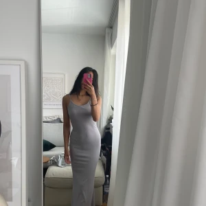 Grå klänning ribbad  - Aldrig använd. Storlek XS/S. Ganska stretchigt material.  Inklusive frakt  