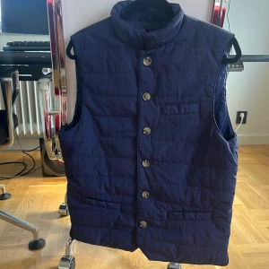 Stenströms väst - Vest Buttoned Linen - Mörkblå. Skick 9/10, inga defekter, fick present förra året, använd lite under hösten. Storlek M Nypris 3499kr Mitt pris 1699!