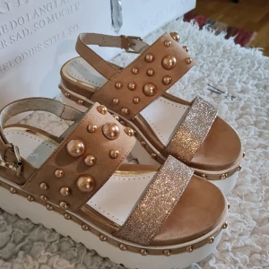 Sandaler - Jätte fina sandaler.Bara andvända 1 gång och är i nyskick.